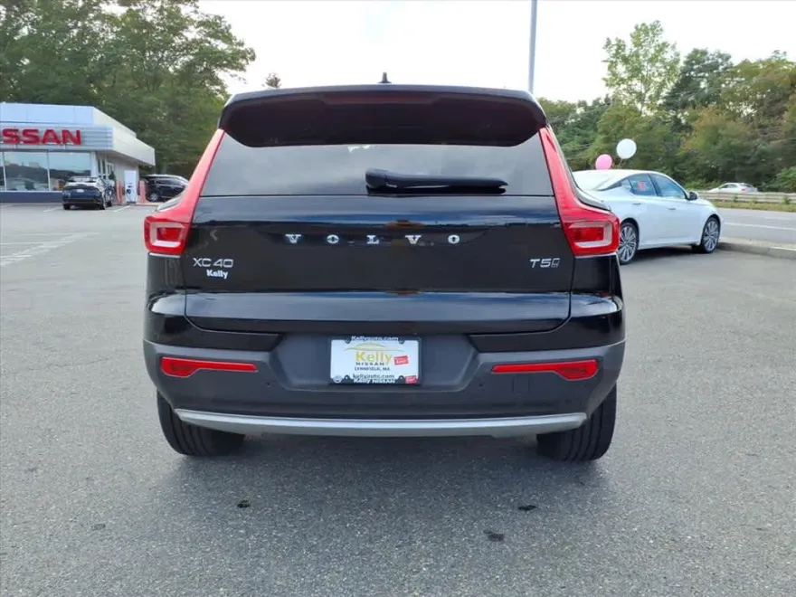 2019 Volvo XC40 R-Design Momentum photo 1