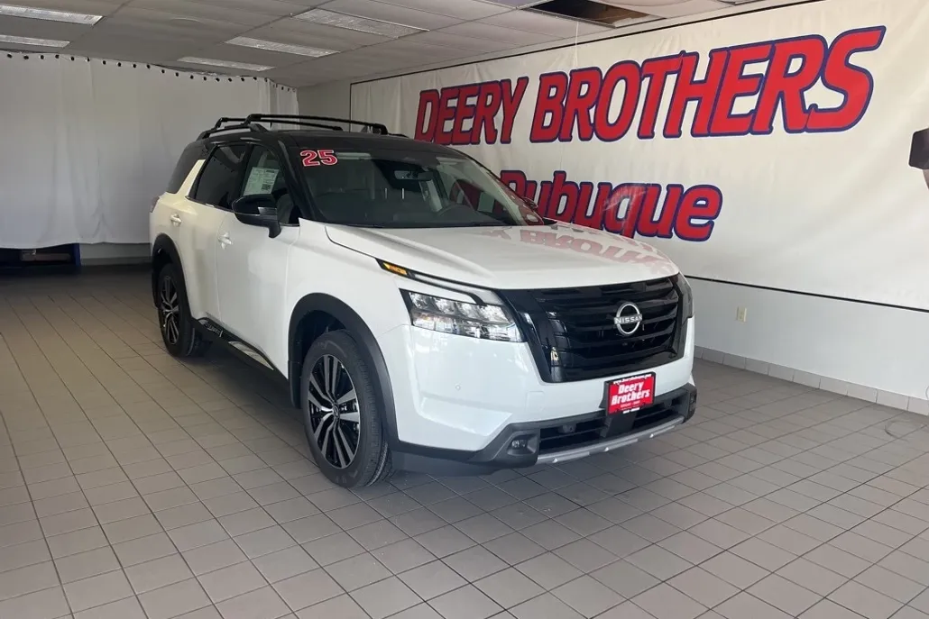 2025 Nissan Pathfinder Platinum photo 1