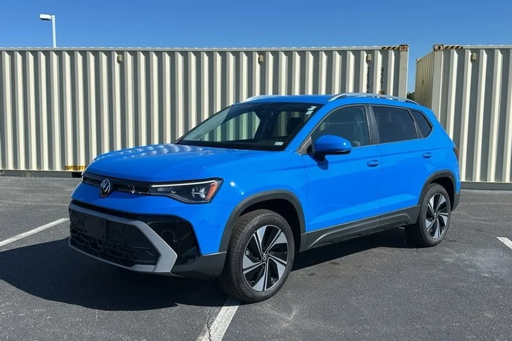 2025 Volkswagen Taos SE photo 1