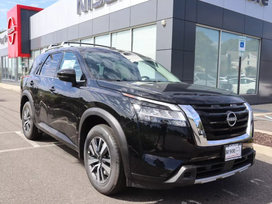 2025 Nissan Pathfinder SL photo 1