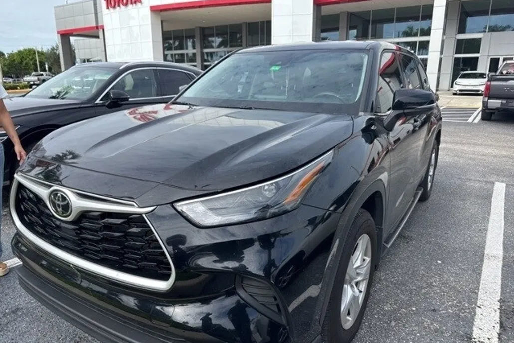 2022 Toyota Highlander L photo 1