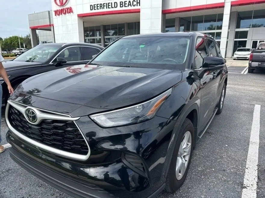 2022 Toyota Highlander L photo 1