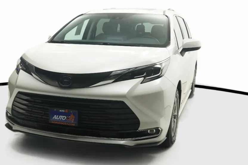 2021 Toyota Sienna XLE photo 1