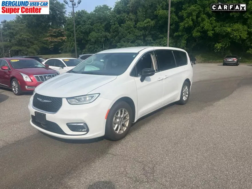 2024 Chrysler Pacifica Touring L photo 1