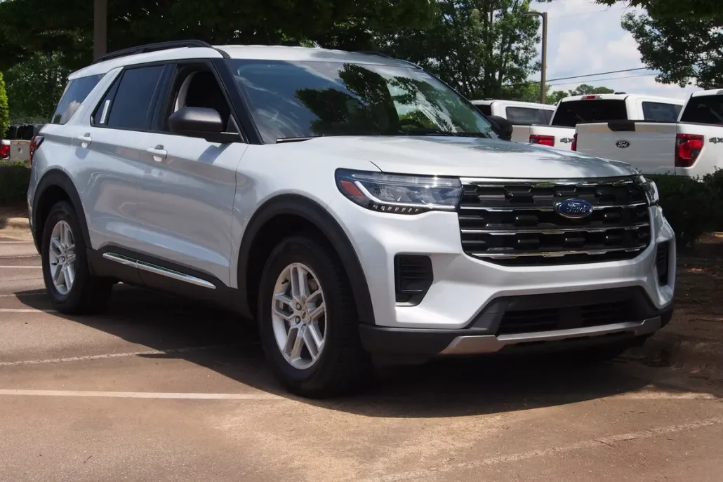 2025 Ford Explorer photo 1