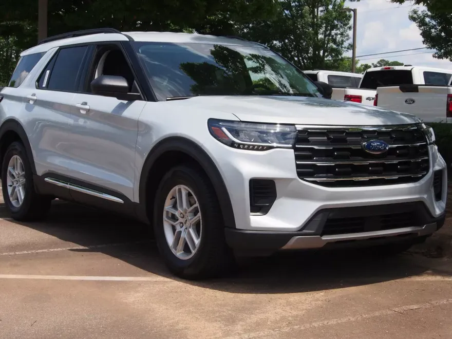 2025 Ford Explorer photo 1