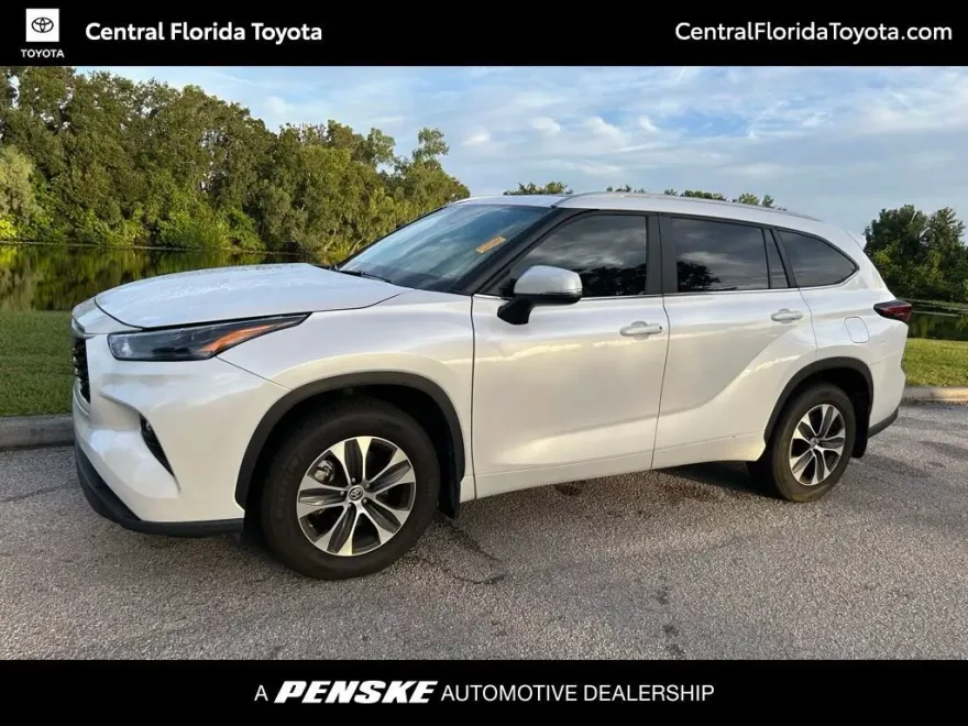2024 Toyota Highlander XLE photo 1