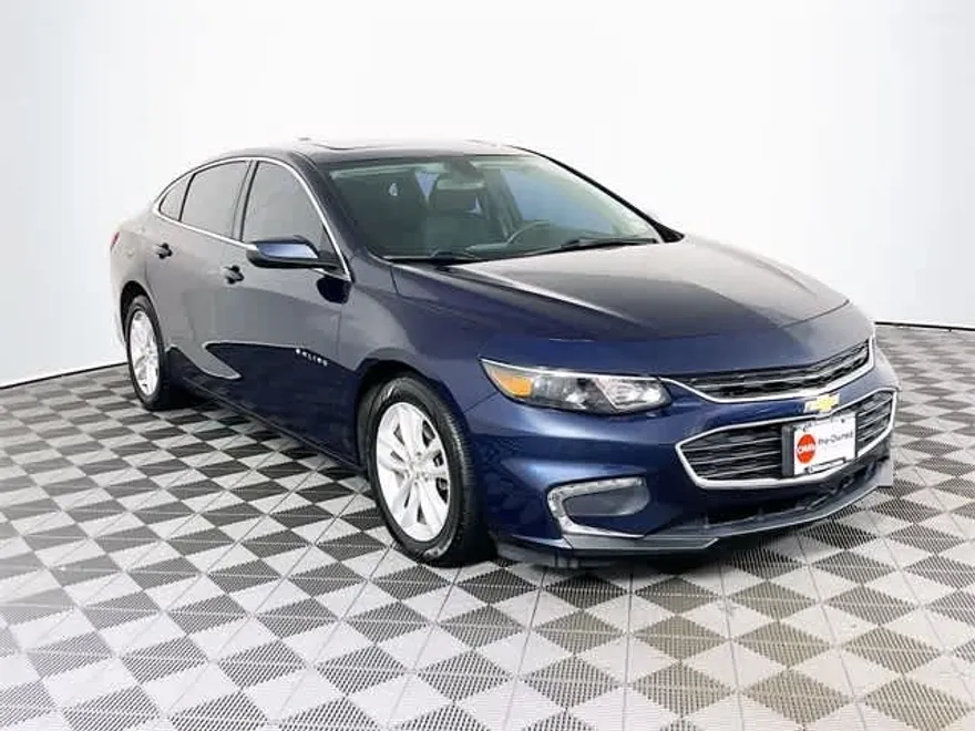 2017 Chevrolet Malibu 1LT photo 1