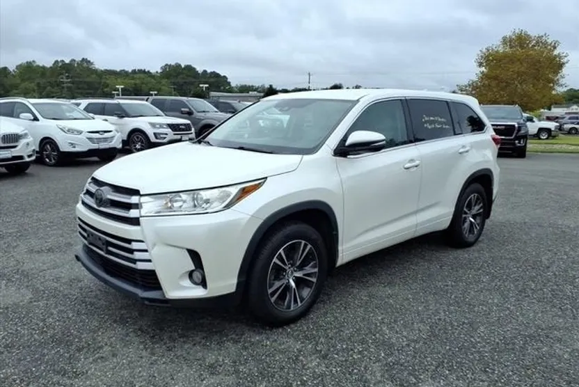 2018 Toyota Highlander LE photo 1