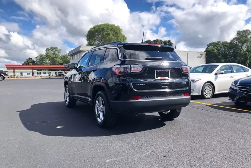 2024 Jeep Compass Latitude photo 1