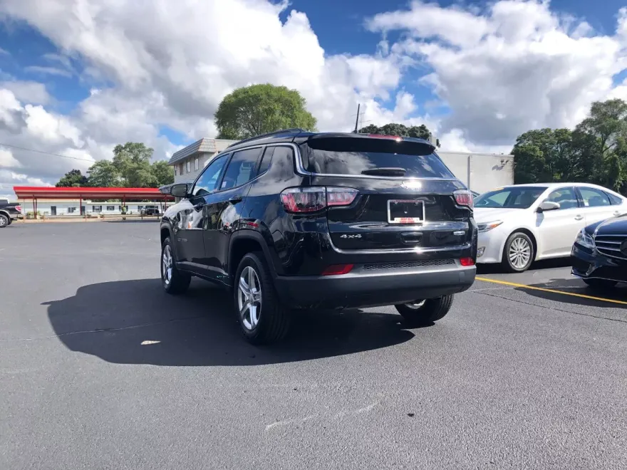 2024 Jeep Compass Latitude photo 1