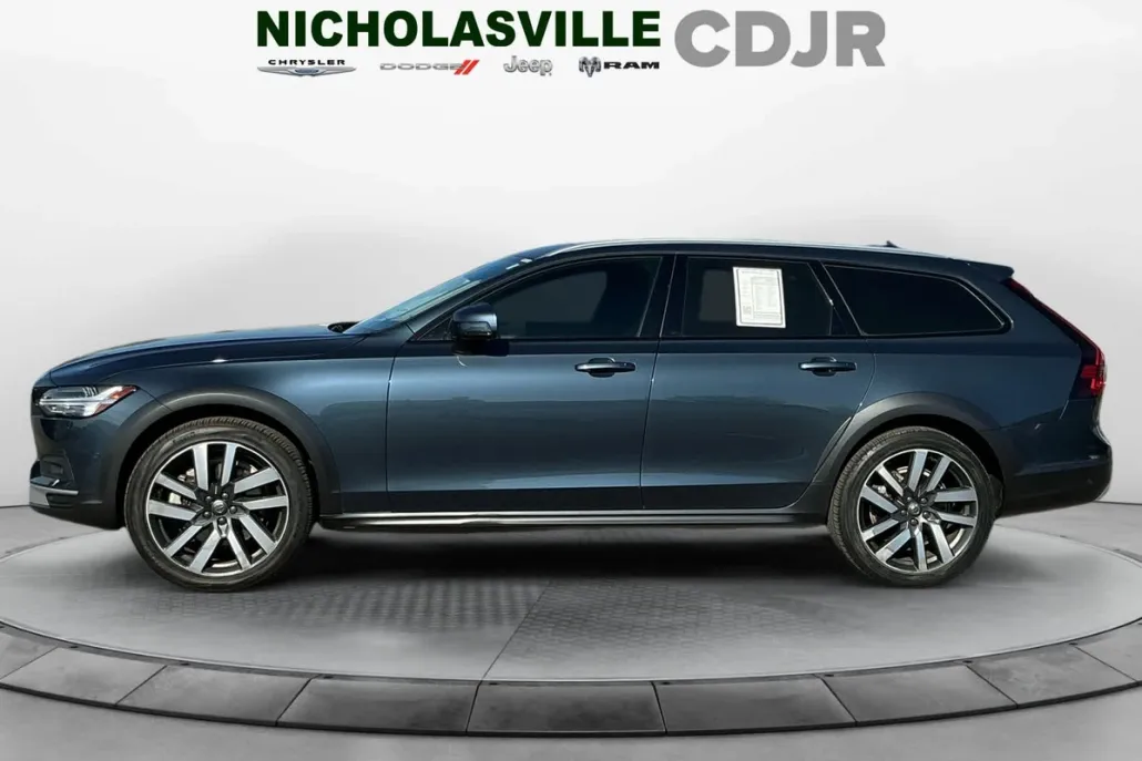 2022 Volvo V90 Cross Country B6 photo 1