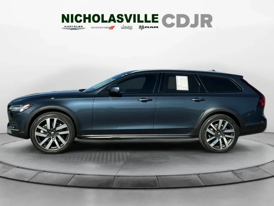 2022 Volvo V90 Cross Country B6 photo 1