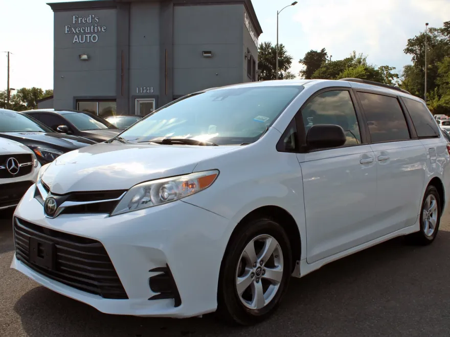 2018 Toyota Sienna LE photo 1