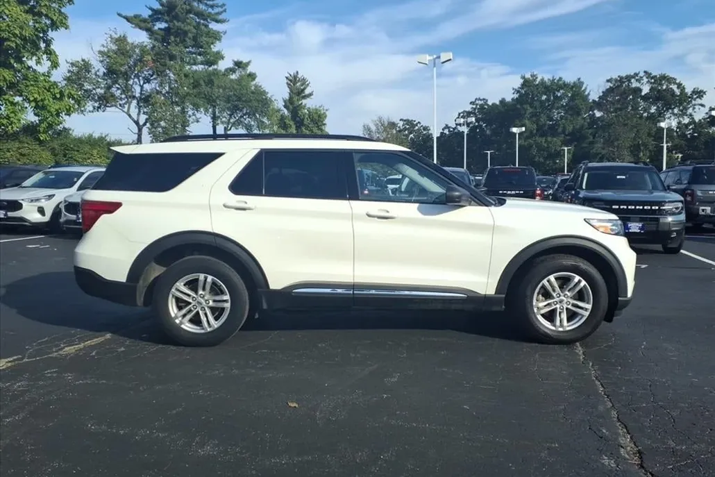 2022 Ford Explorer XLT photo 1