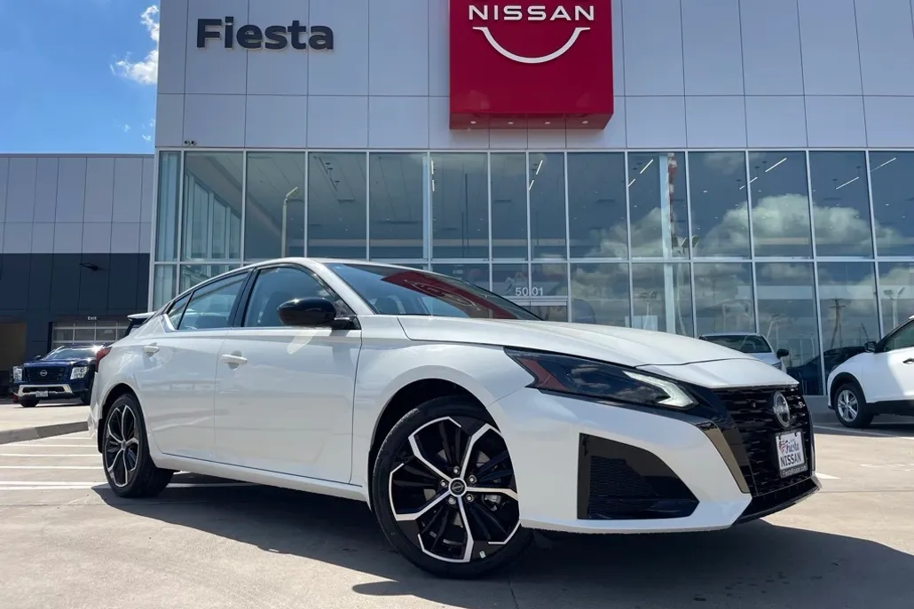 2025 Nissan Altima SR photo 1