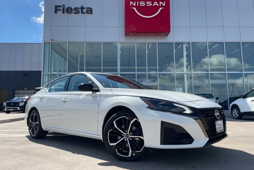 2025 Nissan Altima SR photo 1