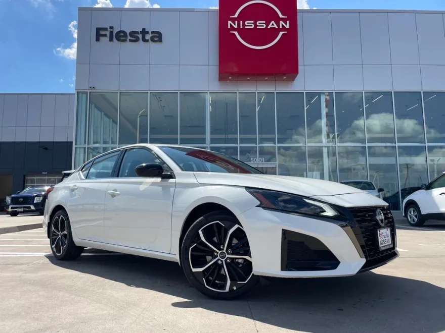 2025 Nissan Altima SR photo 1
