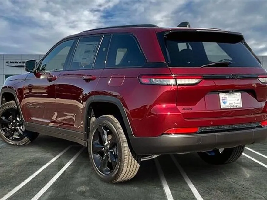 2025 Jeep Grand Cherokee Altitude photo 1