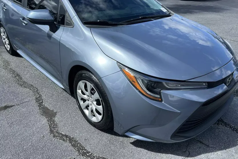 2023 Toyota Corolla LE photo 1