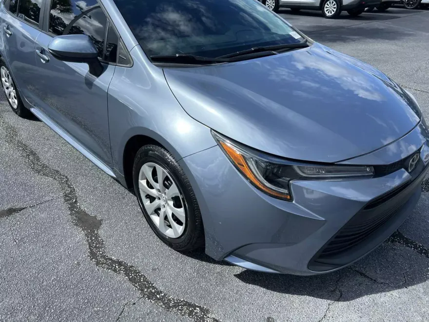 2023 Toyota Corolla LE photo 1