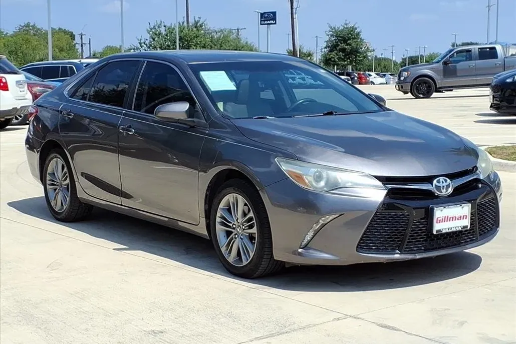 2016 Toyota Camry SE photo 1