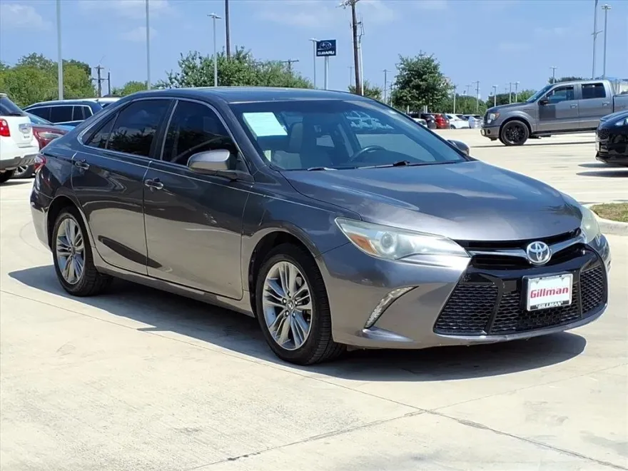2016 Toyota Camry SE photo 1