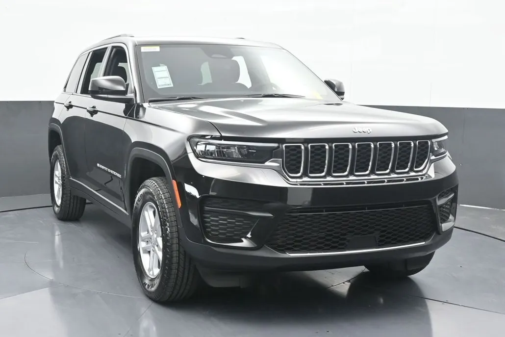 2025 Jeep Grand Cherokee Laredo photo 1