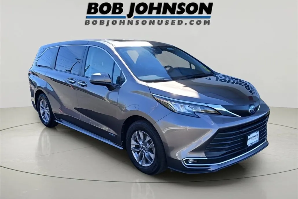 2021 Toyota Sienna XLE photo 1
