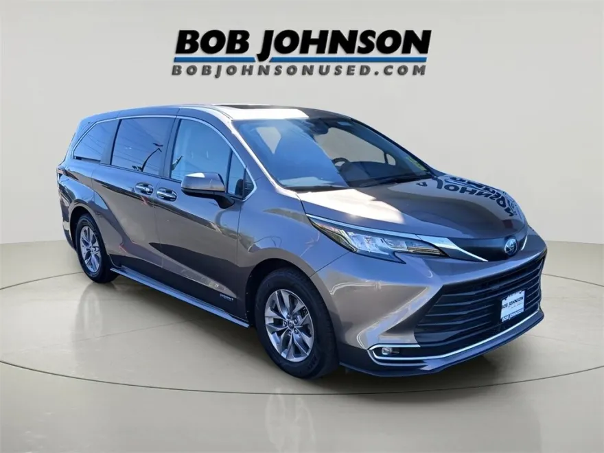 2021 Toyota Sienna XLE photo 1