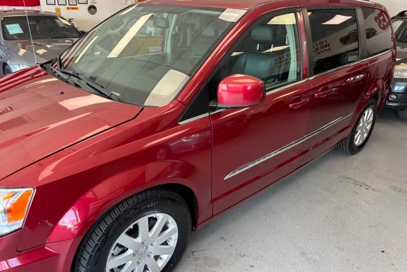 2014 Chrysler Town & Country Touring photo 1