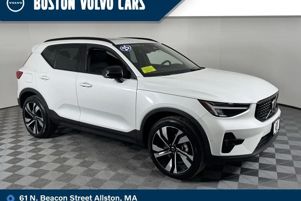 2025 Volvo XC40 Plus photo 1