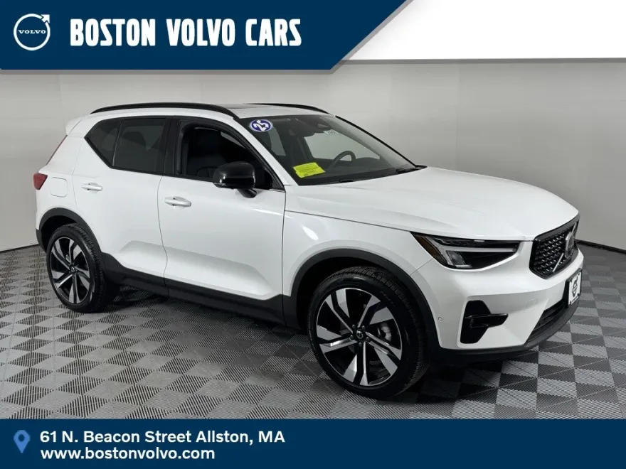 2025 Volvo XC40 Plus photo 1
