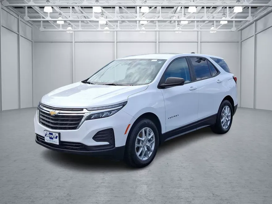 2022 Chevrolet Equinox LS photo 1