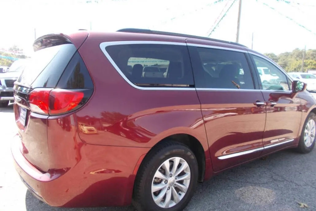 2017 Chrysler Pacifica Touring L photo 1