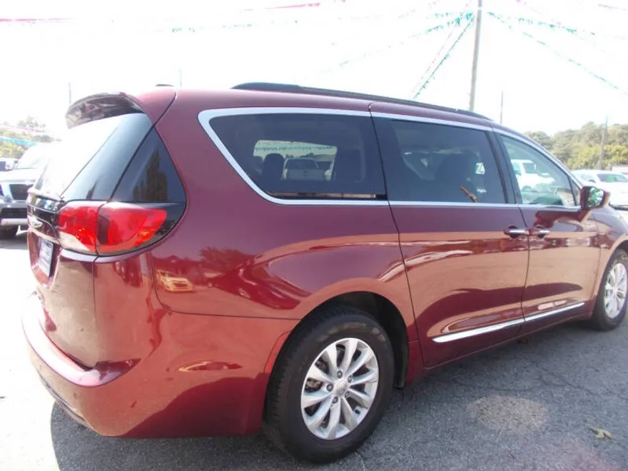 2017 Chrysler Pacifica Touring L photo 1
