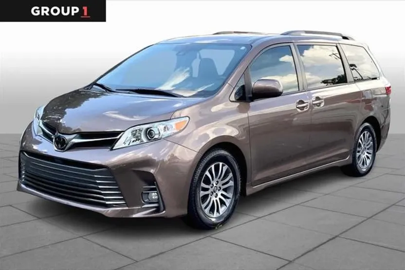 2020 Toyota Sienna XLE photo 1