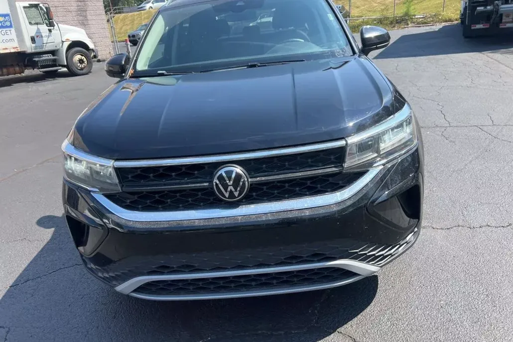 2024 Volkswagen Taos SE photo 1