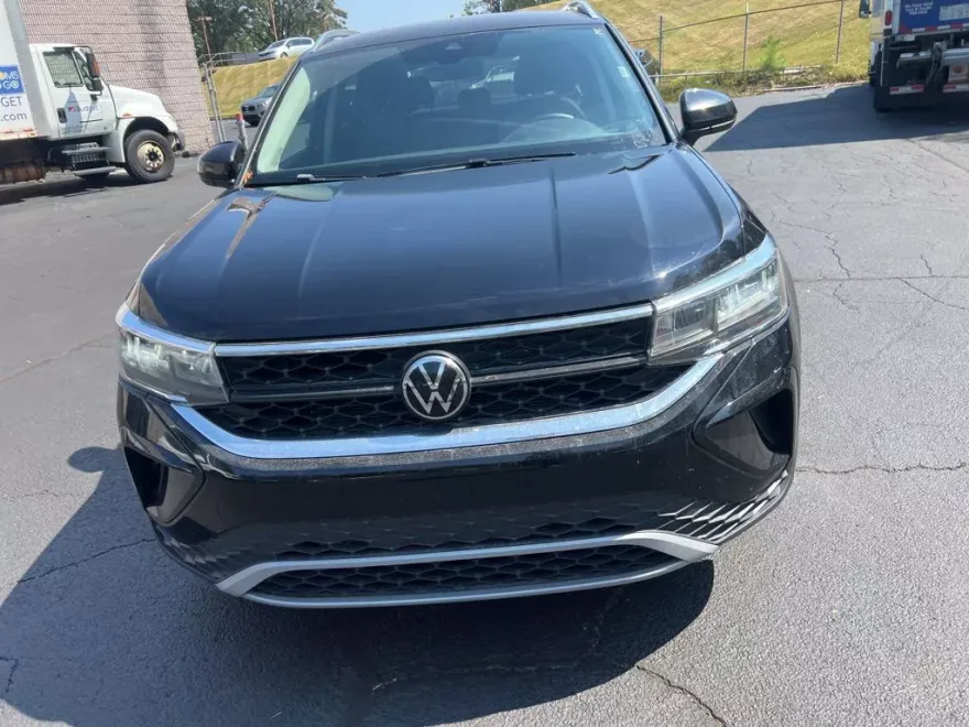 2024 Volkswagen Taos SE photo 1