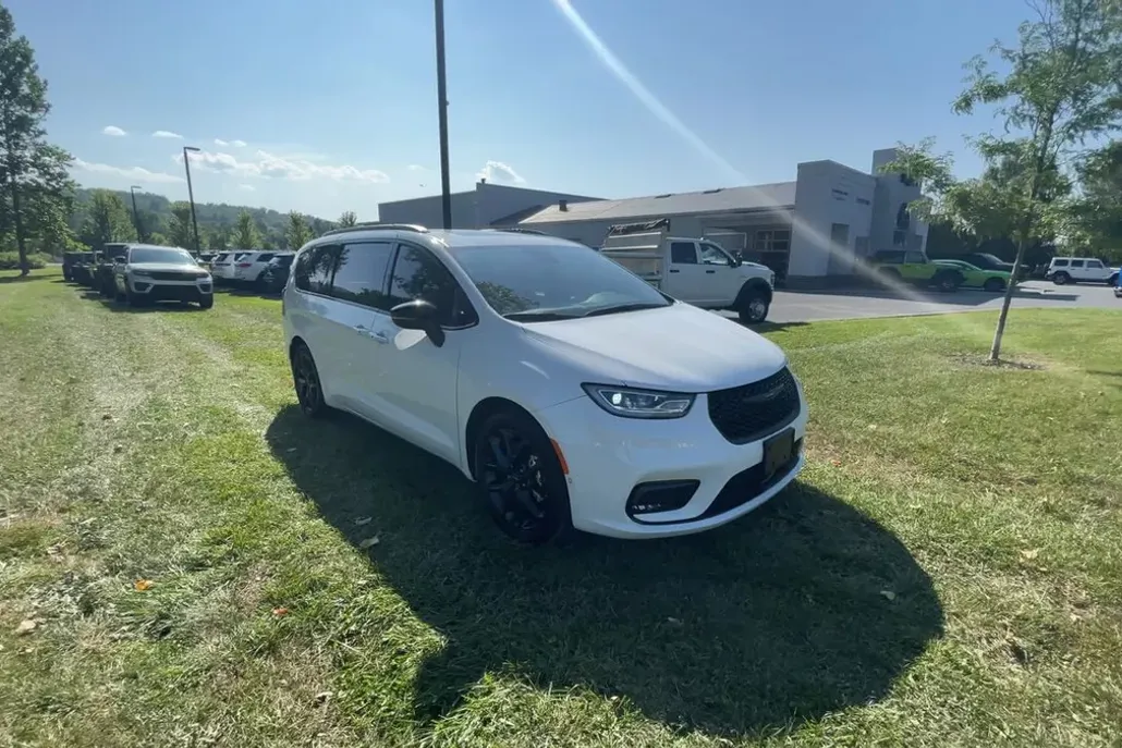 2024 Chrysler Pacifica Touring L S Appearance photo 1