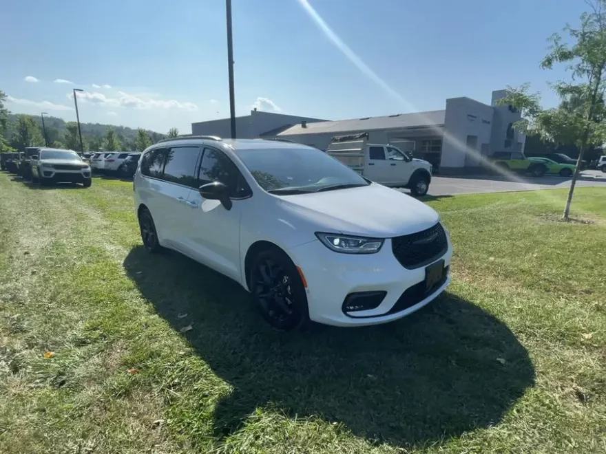 2024 Chrysler Pacifica Touring L S Appearance photo 1