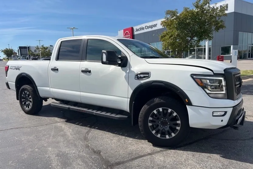 2024 Nissan Titan Crew Cab PRO-4X photo 1