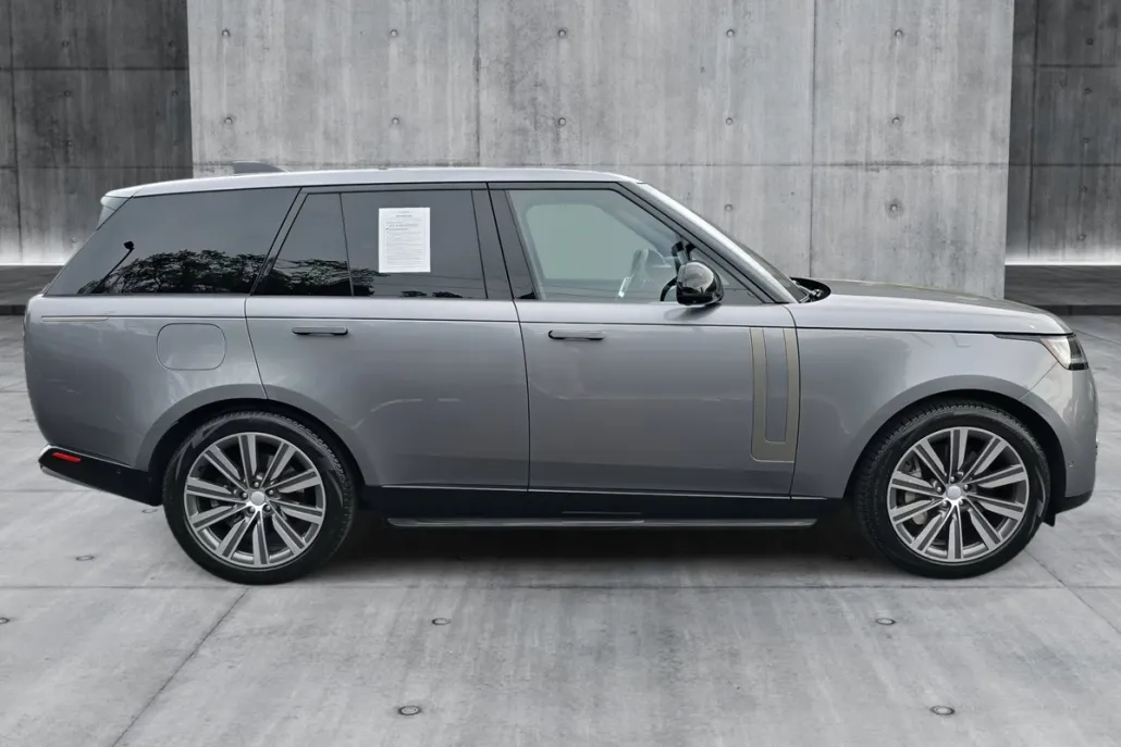 2023 Land Rover Range Rover SE photo 1
