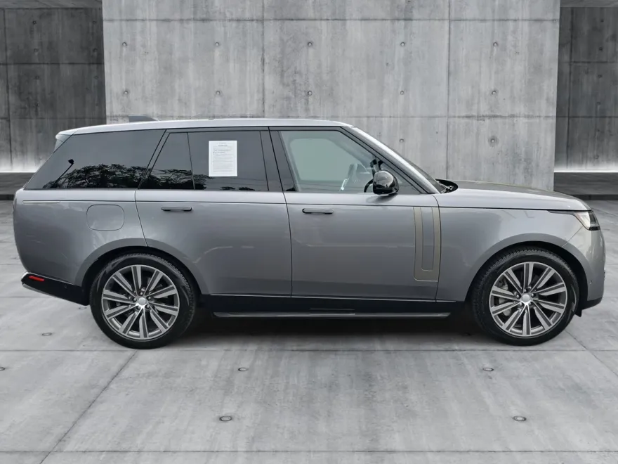 2023 Land Rover Range Rover SE photo 1