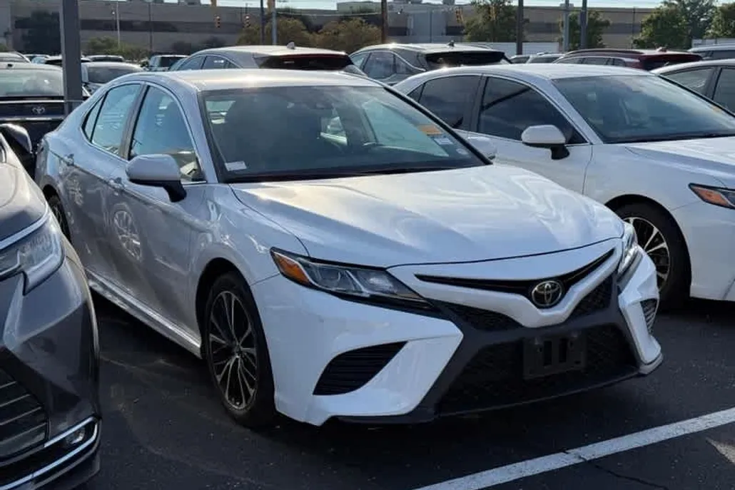 2019 Toyota Camry SE photo 1