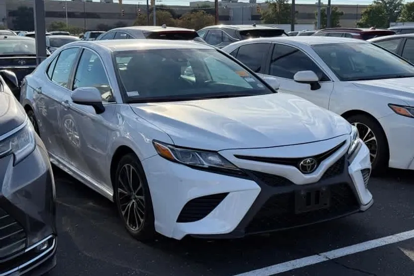2019 Toyota Camry SE photo 1