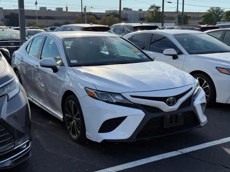 2019 Toyota Camry SE photo 1