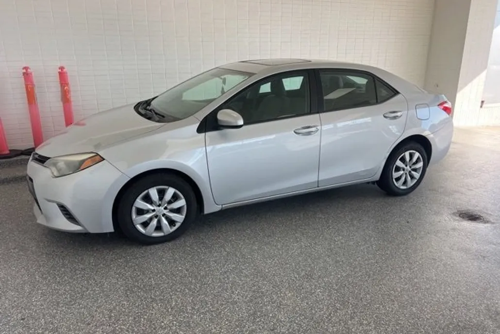 2016 Toyota Corolla LE photo 1