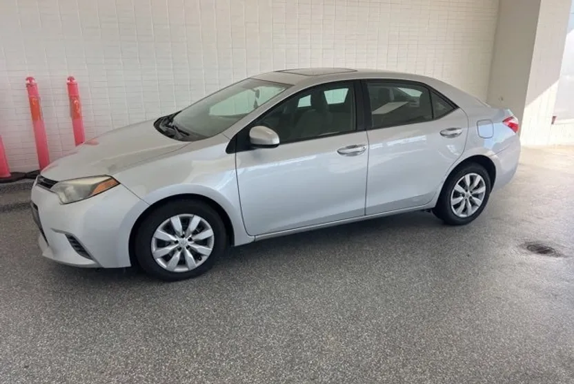 2016 Toyota Corolla LE photo 1