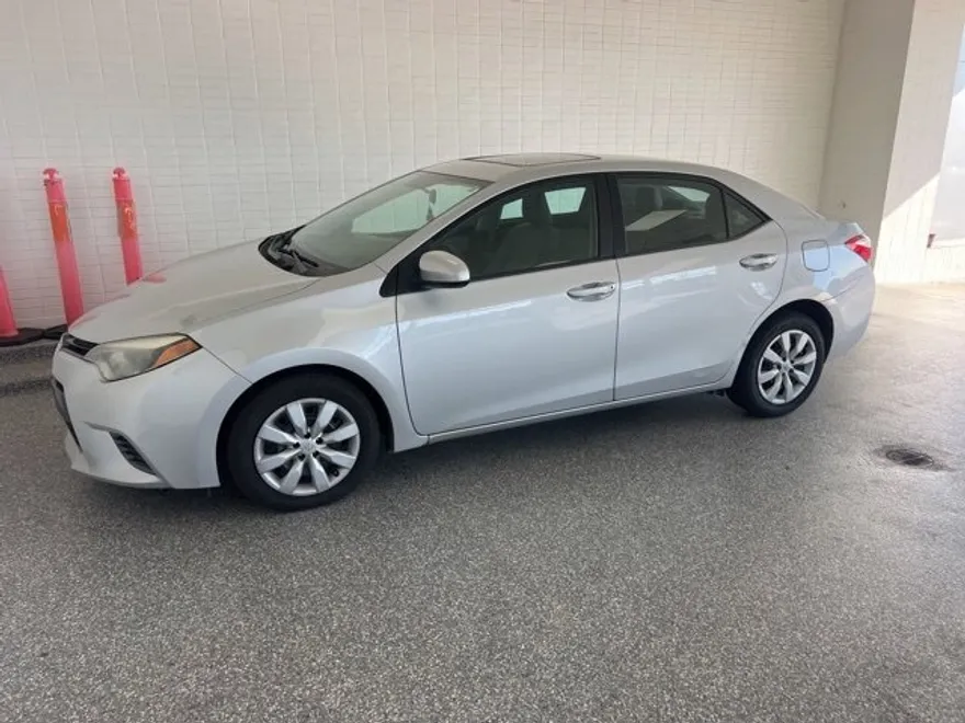 2016 Toyota Corolla LE photo 1